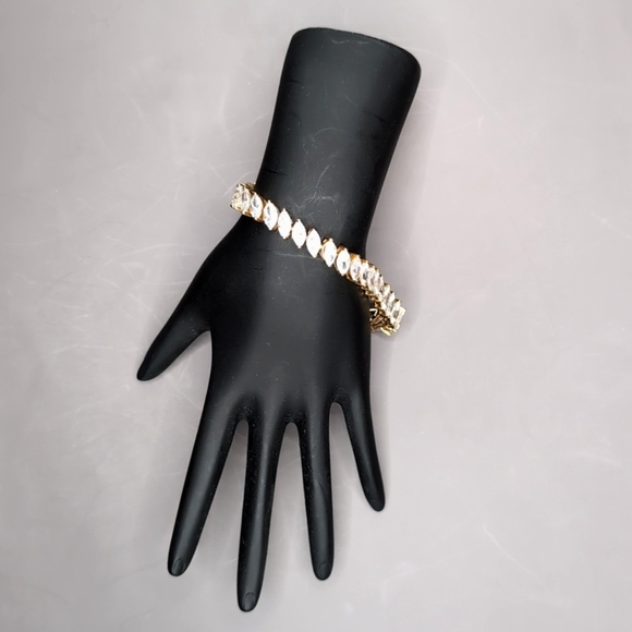 VTG Tennis Bracelet Marquise Cut Prong Set Cubic Zirconia Gold Tone Box Clasp - Picture 10 of 11